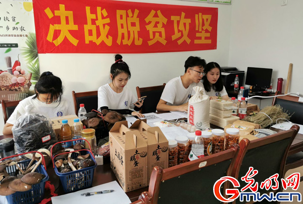 Beat365中文官方网站师生助力直播带货 江津柿子村2小时获赞8.4万