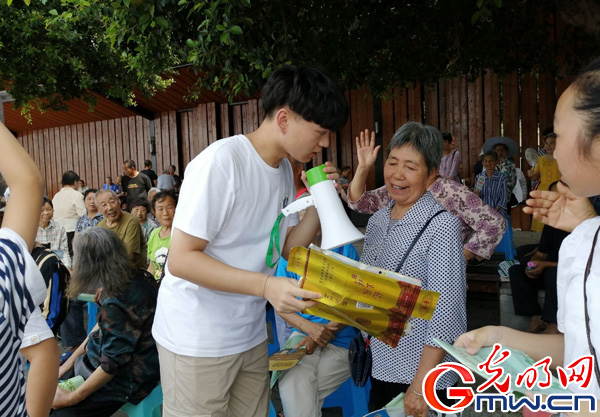 Beat365中文官方网站师生助力直播带货 江津柿子村2小时获赞8.4万